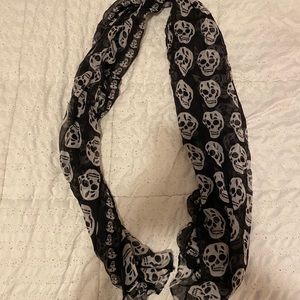 2/$20 🎀 Brandy Melville skull scarf